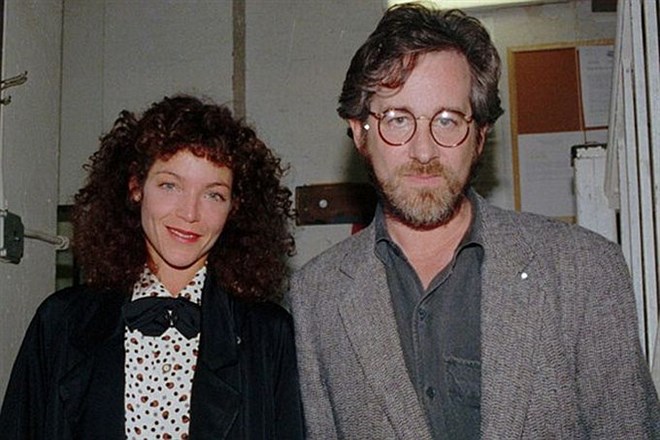 Steven Spielberg je bil od leta 1985 pa do 1989 poročen z Amy Irving, predporočno pogodbo pa sta v restavraciji zapisala na...