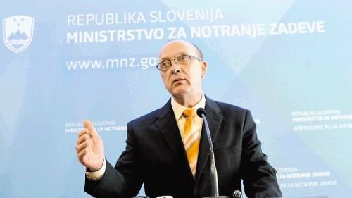 Notranji minister Vinko Gorenak namerava denar privarčevati s premeščanjem in upokojevanjem zaposlenih, napoveduje tudi...