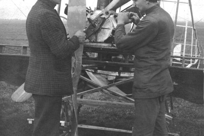 Jože in Edvard Rusjan vijačita propeler na letalu Eda I.