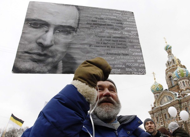 V Sankt Peterburgu množični protesti proti Putinu, na čelu kolone tudi Gari Kasparov
