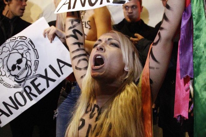 Feministke zgoraj brez ob Versacejevi modni reviji protestirale zaradi anoreksije v manekenstvu