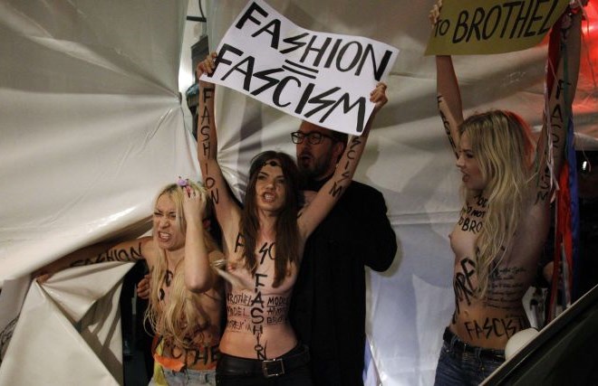 Feministke zgoraj brez ob Versacejevi modni reviji protestirale zaradi anoreksije v manekenstvu