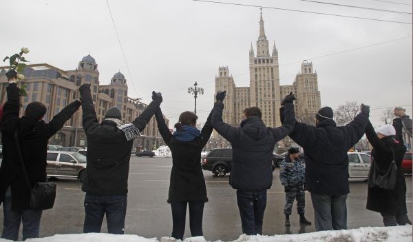 Protestniki so se prijeli za roke in sklenili 16-kilometrsko človeško verigo proti Putinu