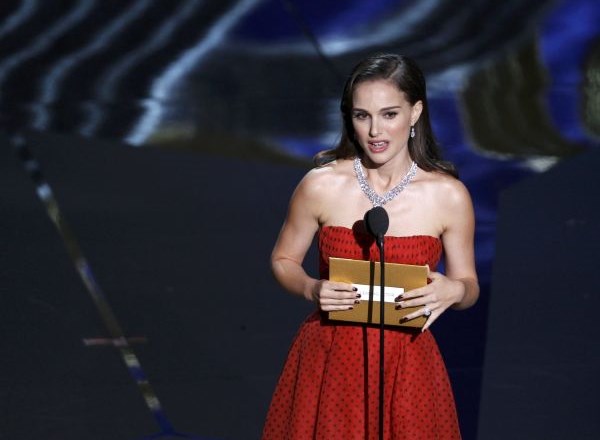 Natalie Portman je podeljevala nagrado za najboljšega glavnega igralca.