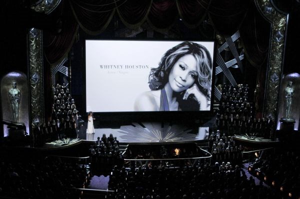 Spomnili so se tudi na pred kratkim preminulo Whitney Houston.