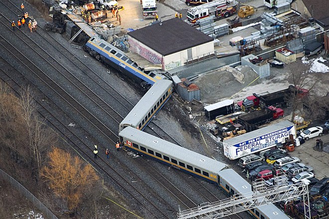 Na vlaku je bilo 75 potnikov. Vzrok nesreče še preiskujejo.