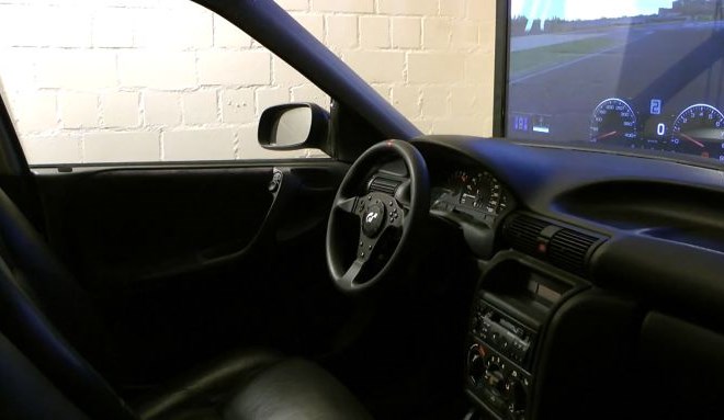 Avtomobil v dnevni sobi: za igranje video igric si je sestavil pravi igralni kokpit