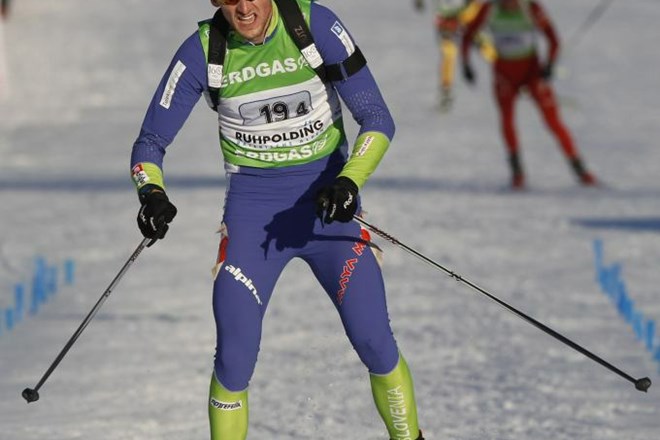 Jakov Fak je ciljno črto sicer prečkal kot prvi, a je zmaga kasneje pripadla Norvežanom.