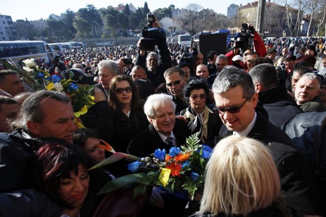 Foto: Fikreta Abdića pred zaporom pričakalo na tisoče evforičnih privržencev