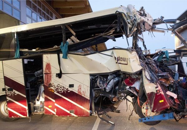 Švica: V nesreči avtobusa umrlo več kot 20 otrok