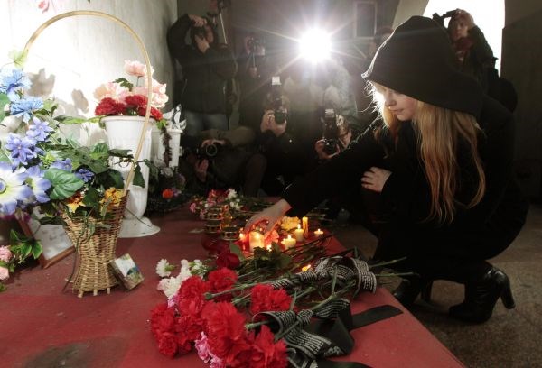 Prižiganje sveč v znak protesta proti smrtni kazni ob vhodu na podzemno železnico v Minsku.