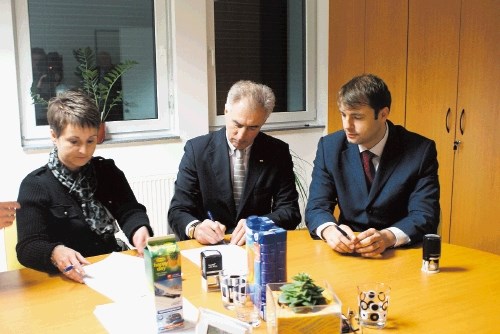 Ruski zdravnik Muso T. Abidov (na fotografiji v sredini) z županom Raven Tomažem Roženom, potem ko je podpisal kupoprodajno...