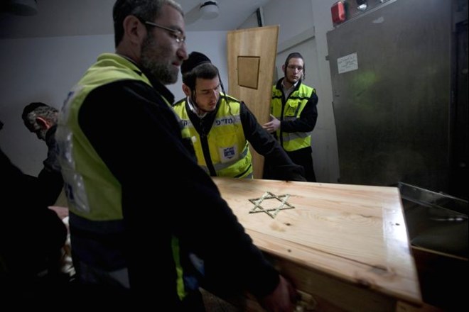 Na pokopališču v Jeruzalemu so danes pokopali štiri žrtve ponedeljkovega napada pred judovsko šolo Ozar Hatorah v francoskem...