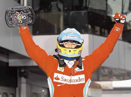 Fernando Alonso je presenetljivi zmagovalec kaotične dirke v Maleziji.