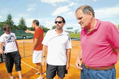 Blaž Trupej (na fotografiji drugi z desne), selektor moške teniške reprezentance,  in predsednik TZS  Marko Umberger (na...