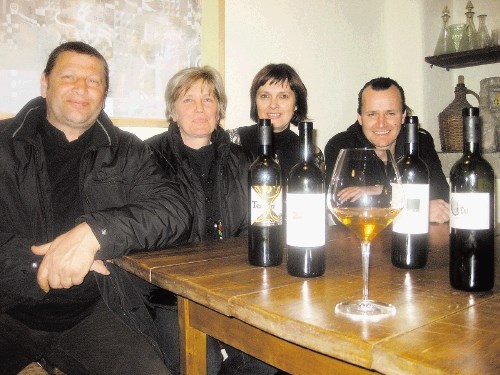 Simbioza v vseh pogledih: (od leve proti desni) Franco Terpin,  Ines Mlečnik, Simona Klinec in Vasja Čotar.