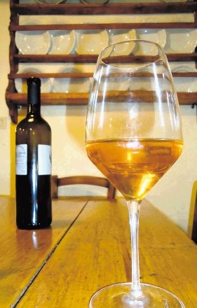 Oranžna vina so bela vina, pridelana po postopku za rdeča.  Značilno zlatorumeno barvo dobijo z maceracijo oziroma  kuhanjem...