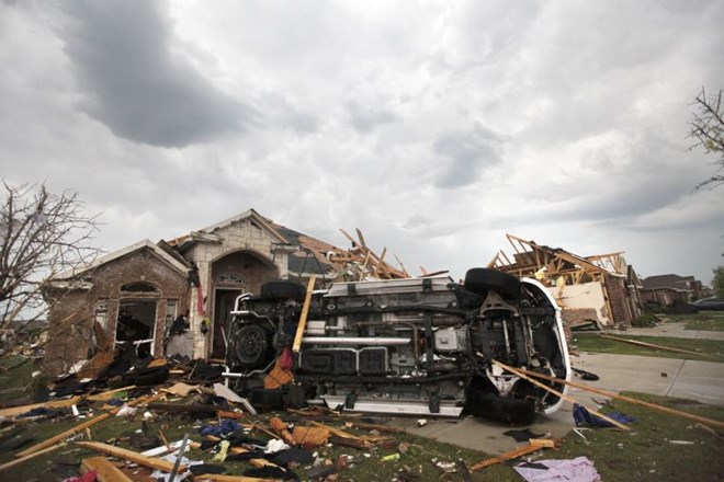 Teksas razdejalo skoraj ducat tornadov