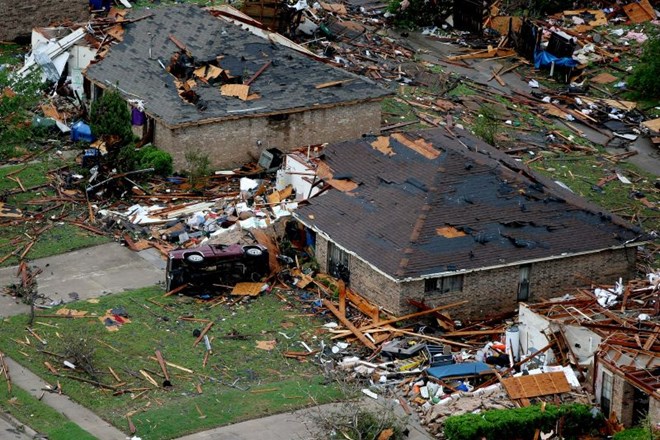 Teksas razdejalo skoraj ducat tornadov