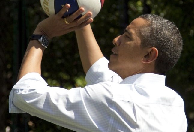 Obama sprejel velikonočnega zajca in kotalil pirhe