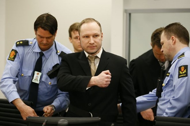 Hladnokrvni morilec Breivik zajokal na sodišču