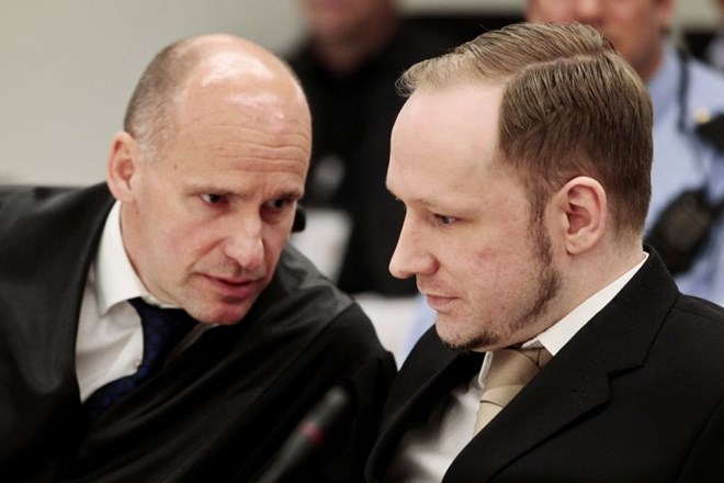 Breivik v posvetu s svojim odvetnikom Geirom Lippestadom