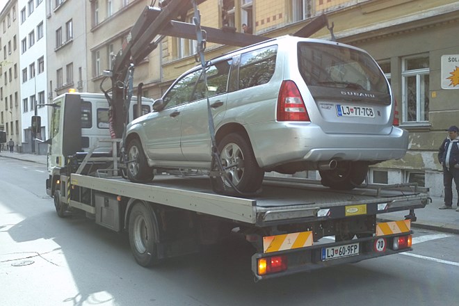 V Gregorčičevi ulici pajki odvažajo avtomobile.