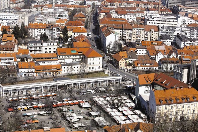 Ministrstvo za izobraževanje, znanost, kulturo in šport je ljubljansko tržnico začasno spomeniško zaščitilo konec marca.