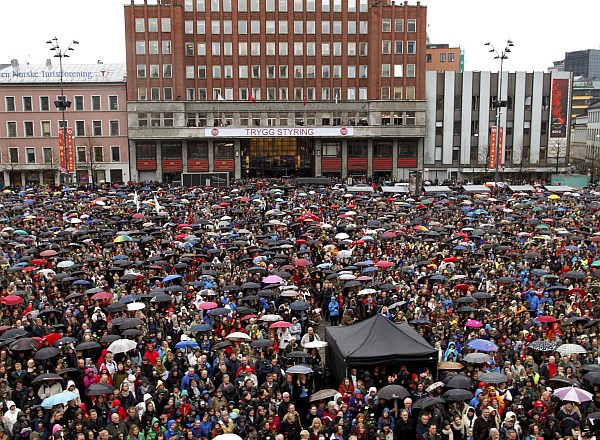 Pred sodiščem 40.000 ljudi Breiviku zapelo pesem Otroci mavrice