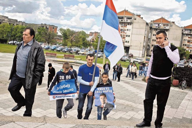 Privrženci Demokratske stranke Srbije Vojislava Koštunice prihajajo na shod v Sremski Mitrovici. Za stranko nekdanjega...