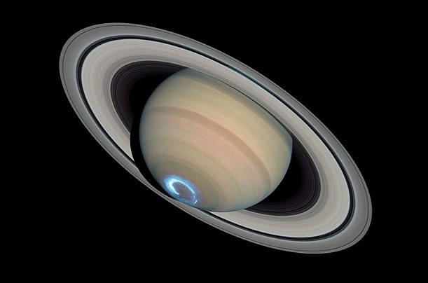 Saturnova aurora: Velike količine sončevih vetrov okrog južnega pola Saturna ustvarjajo svetlo auroro.