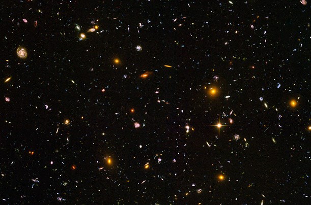 Globok pogled: Leta 1995 je Hubble deset dni "strmel" v drobno točko, za katero se je skrivalo najmanj 10,000 galaksij, od...