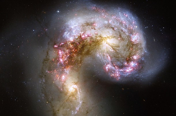 Galaksiji Antennae: Pred približno 500 leti sta v ozvezdju Corvus trčili dve galaksiji in ustvarili Antennae, ki predstavlja...