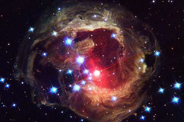 V838 Monocerotis: Leta 2002 je zvezda kakšnih 20,000 svetlobnih let od Zemlje, ki se nahaja v ozvezdju Monceros, doživela...