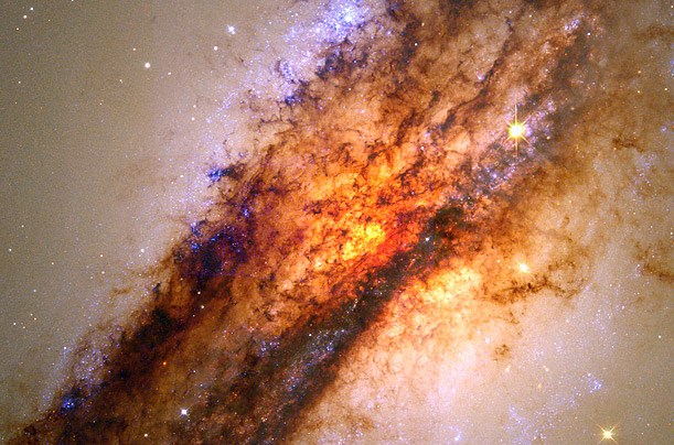 Centaurus A: Hubble je tako globoko pogledal v vesolje, da je ujel celo fotografije iz preteklosti. Astronomi so si lahko...
