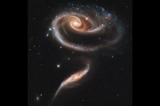 Pas de Deux (korak v dvoje): Nežen kozmični ples dveh galaksij, skupaj poimenovanih ARP 273, je največja spirala v naši...