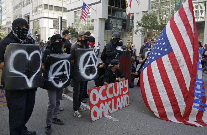 Protestov so se udeležili sindikalisti, pripadniki gibanja Okupiraj Wall Street in druge skupine ter posamezniki, ki so...