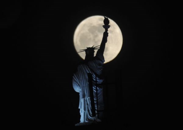 Foto: Kako so super polno Luno videli opazovalci neba po vsem svetu