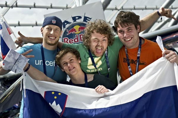 Slovenci so bili na minulem svetovnem finalu Red Bull Paper Wings uspešni, z Robijem Fišerjem na čelu.