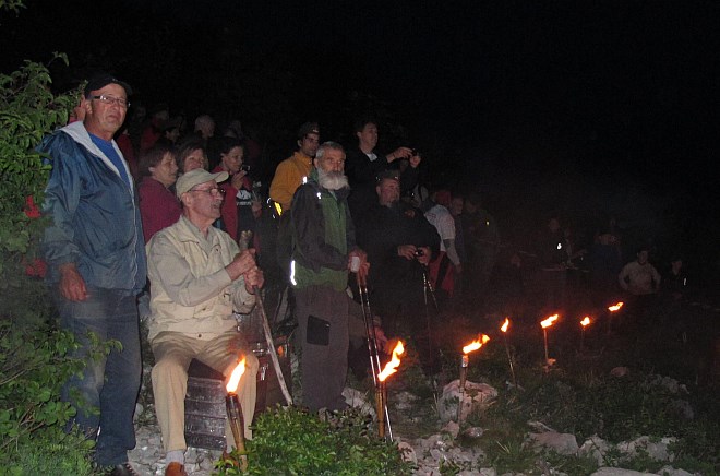 Foto: Na predvečer dneva zmage na šestih primorskih hribih "zagoreli" napisi Tito