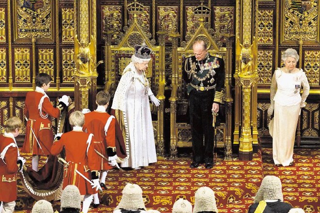 Kraljica  v skladu s tradicijo najprej zaprosi poslance, da se zberejo, ti pa  njenemu slu v skladu s tradicijo najprej...