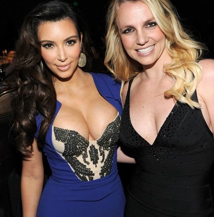 Najbolj seksi pevka, Britney Spears (desno).