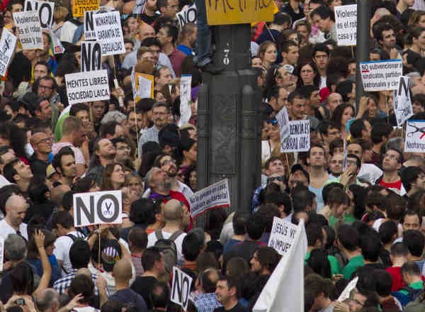 Španci zahtevajo spremembe: Več deset tisoč jih je sinoči protestiralo