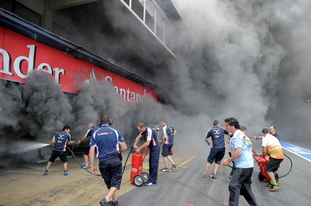 V garaži zmagovite ekipe Williamsa po dirki zagorelo, nekaj poškodovanih