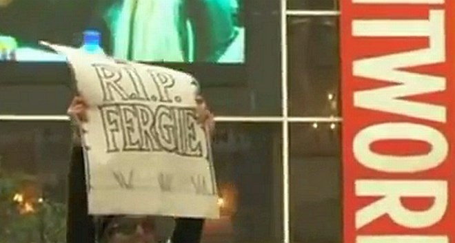 Carlos Tevez z napisom "RIP Fergie".