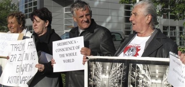 Pred sodiščem v Haagu protestirajo svojci žrtev iz Srebrenice.
