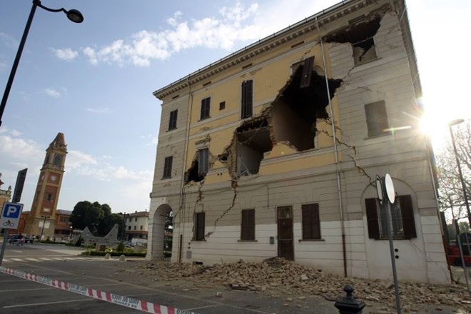 V Italiji so v potresu umrli trije ljudje, nastala pa je tudi večja gmotna škoda.
