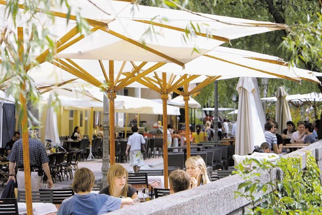 Čeprav so mize v Stari Ljubljani poleti večinoma polne in je zaslužek dober, gostinci dodajajo, da takrat delajo tudi za...