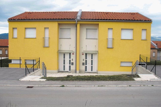 Štirinajst vrstnih hiš v Pivki čaka na bodoče kupce ali najemnike