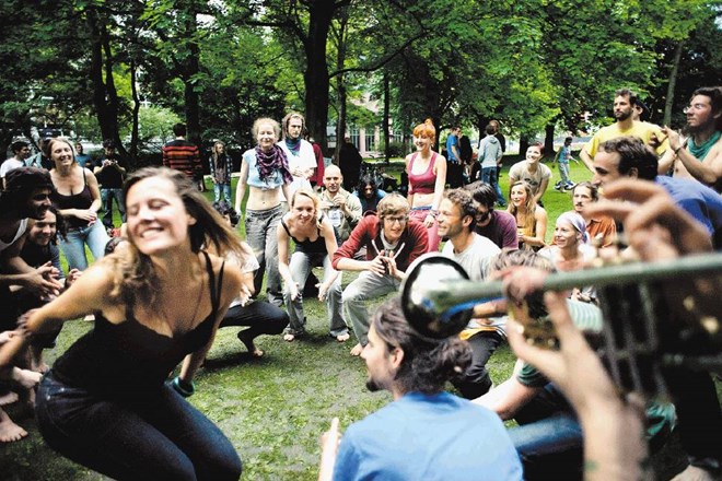 Uspešen zaključek demonstracij so protestniki proslavili v parku poleg sedeža velike nemške deželne banke Helaba.